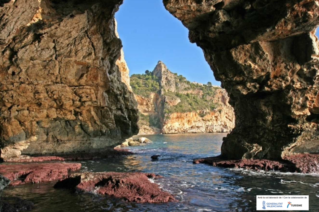 Cova dels arcs, que si bien se encuentra en Benitatxell, suele ser el punto principal de entrada a bucear en Moraira.