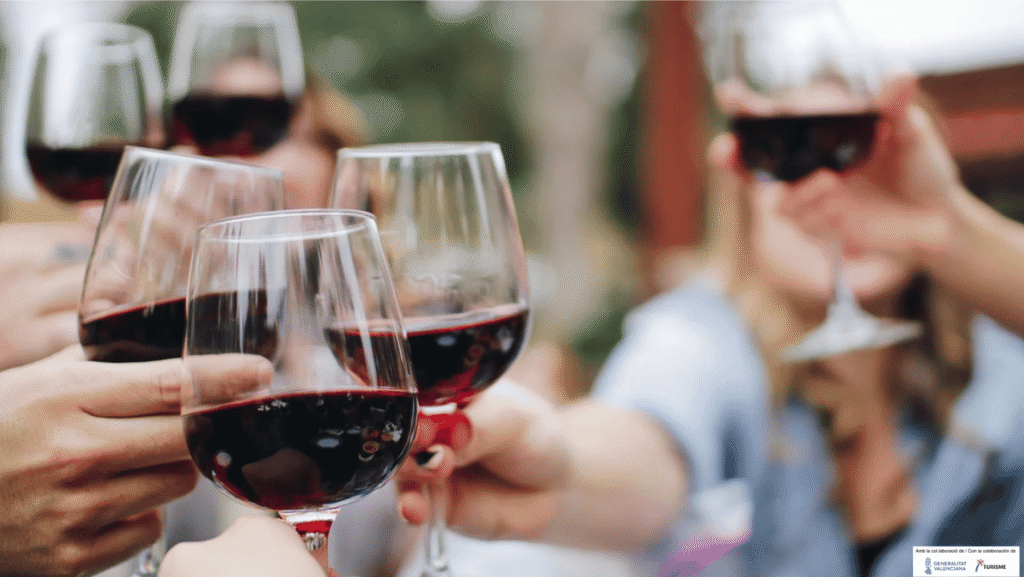 Cata de vinos en una bodega de la Marina Alta durante una experiencia de enoturismo