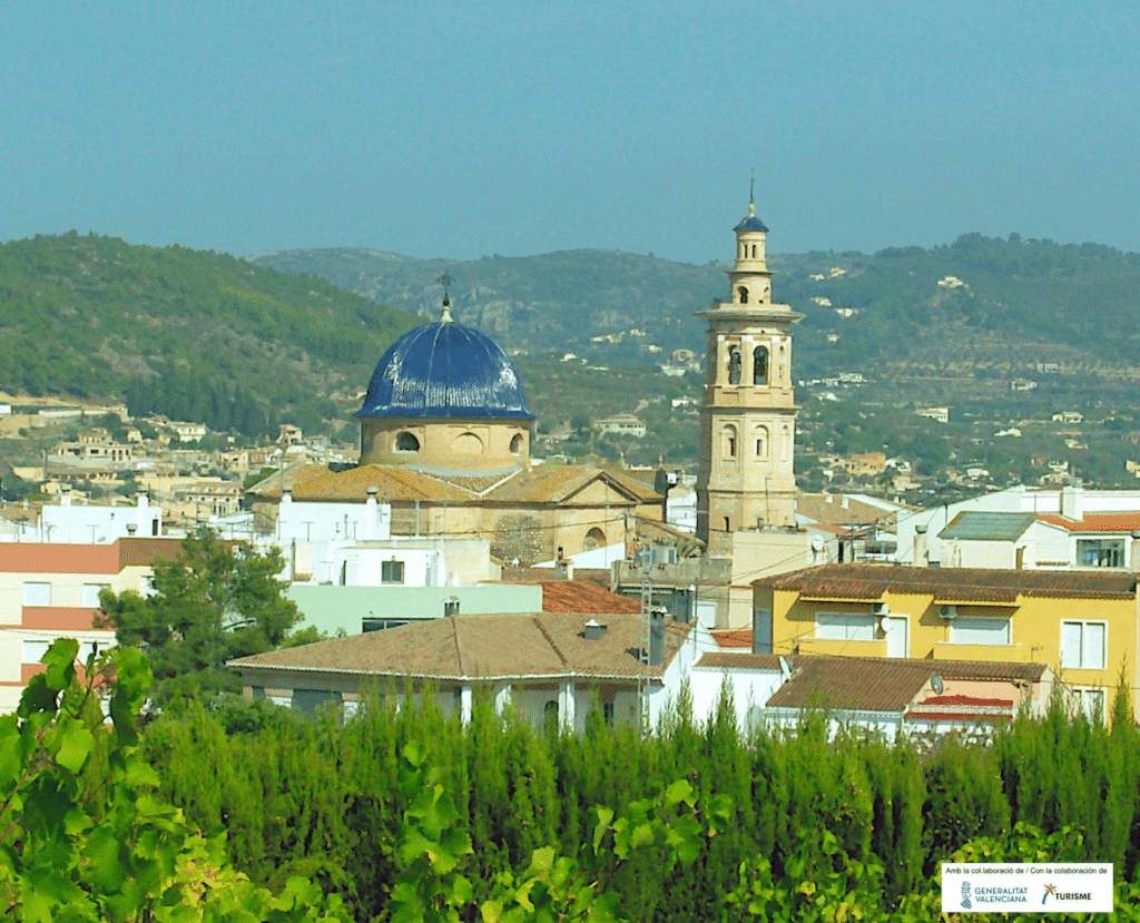 Vista de Xaló con su iglesia de cúpula azul rodeada de viñedos en la Vall del Pop