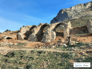 Ruinas del Fuerte de Bernia del siglo XVI en la cresta de la Sierra de Bernia con la roca caliza al fondo
